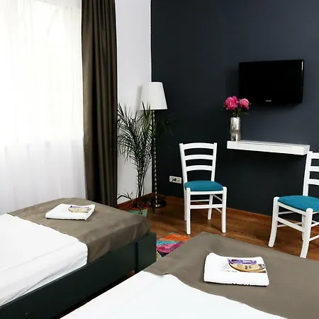 Pensión Delia Gardens 3*